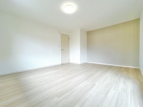 【リフォーム済】2階8帖洋室の別角度写真です。