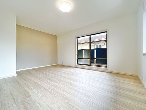 【リフォーム済】2階8帖和洋室の写真です。和室から洋室へ生まれ変わりました。