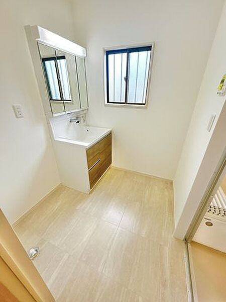 【リフォーム済】洗面脱衣所は、壁・天井クロス張替え、床はクッションフロア張替えで仕上げました。