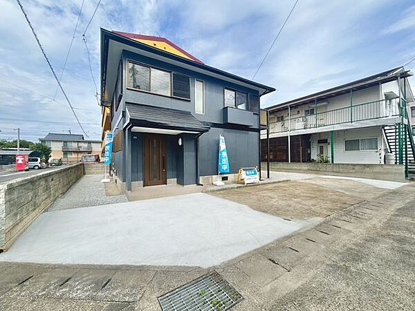 【リフォーム済】駐車場は拡張工事を行い、3台以上並列駐車が可能になりました。