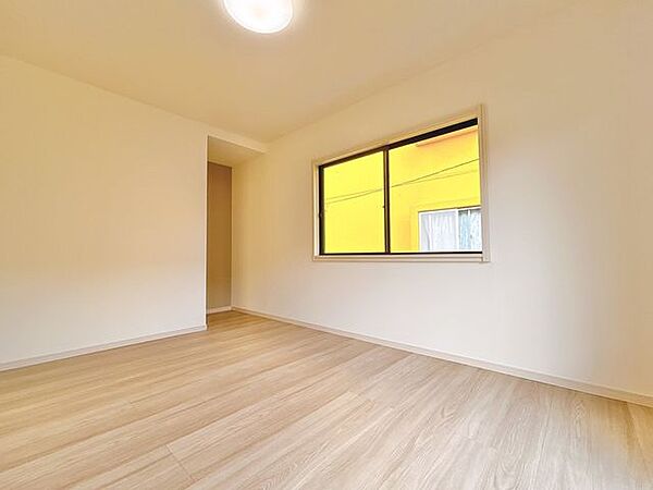 【リフォーム済】2階6.5帖の洋室はフローリング張り替え、クロス張替えを行いました。