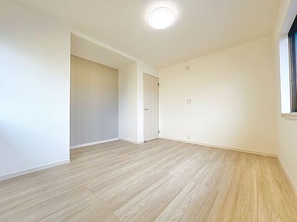 【リフォーム済】2階6帖洋室の別角度写真です。