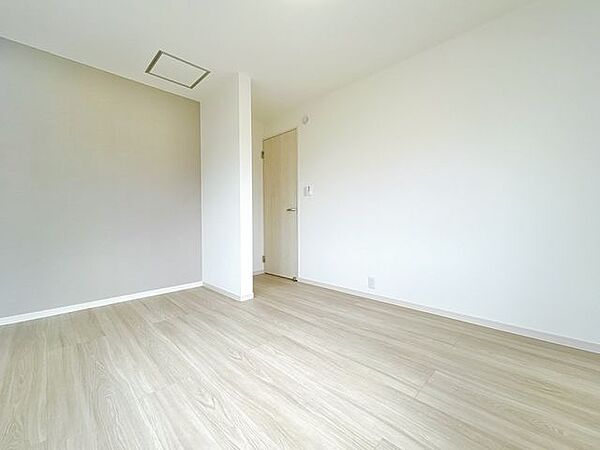 【リフォーム済】2階5帖和室は洋室へ間取り変更を行いました。