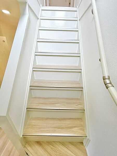 【リフォーム済】階段は手すり交換、踏板はフローリング重ね張り、蹴込み・ササラは塗装で仕上げました。