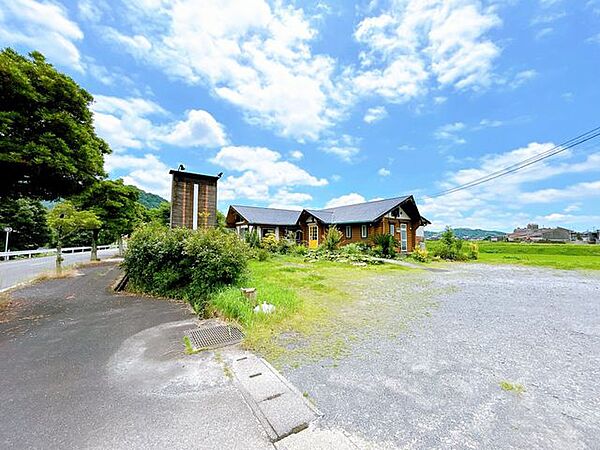 【リフォーム中】駐車場は家が建っている横の土地まで駐車できます。