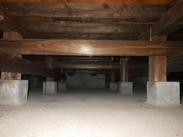 中古住宅の3大リスクである、雨漏り、主要構造部分の 欠陥や腐食、給排水管の漏水や故障を2年間保証します。 その前提で床下まで確認の上でリフォームし、シロアリの 被害調査・防除工事を行います。