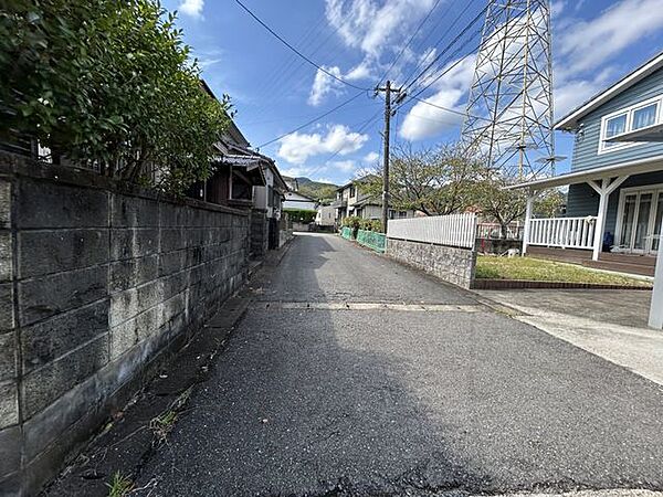 【前面道路】前面道路は市道です。幅員約4ｍありますので運転が苦手な方も安心です。
