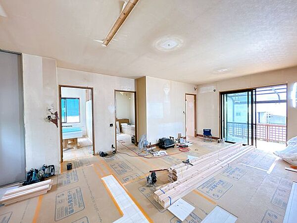 【リフォーム中】リビングです。リビングから全室につながっており、生活導線がいいですね。