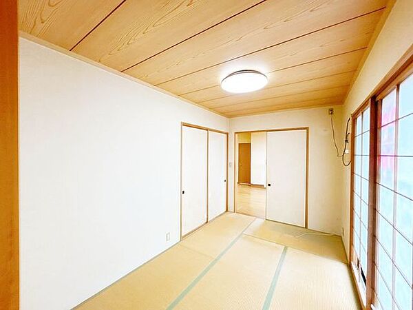【リフォーム中】リビング横の居室です。畳の表替えを行います。