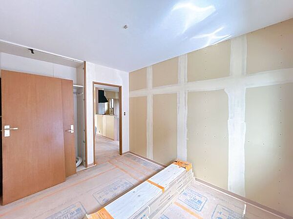 【リフォーム中・8/21撮影】洋室約6帖のお部屋です。床の増し張り、クロス張替え、照明器具交換を行います。