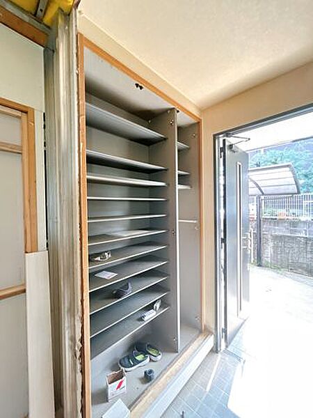 【リフォーム中・7/10撮影】玄関内観です。建具のクリーニング・クロスの張替え等を行います。