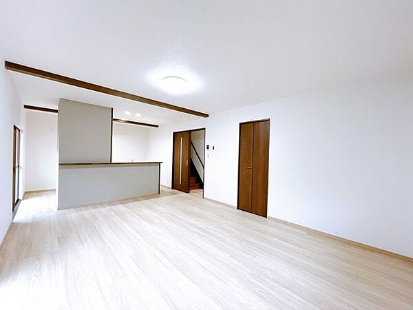 【リフォーム済・即入居可】1階南側6帖の和室は間取り変更を行いリビングになりました。