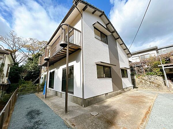 【リフォーム済・即入居可】外観写真です。外壁・屋根塗装を行いました。敷地内は整地を行いました。