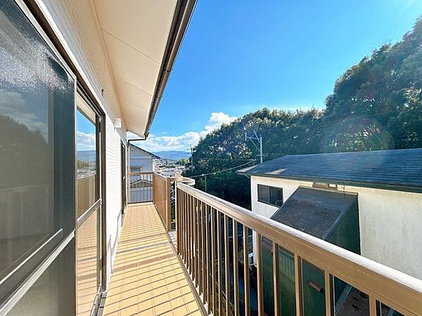【リフォーム済・即入居可】2階ベランダです。床は張替えを行いました。2つの洋室から出入り可能です。