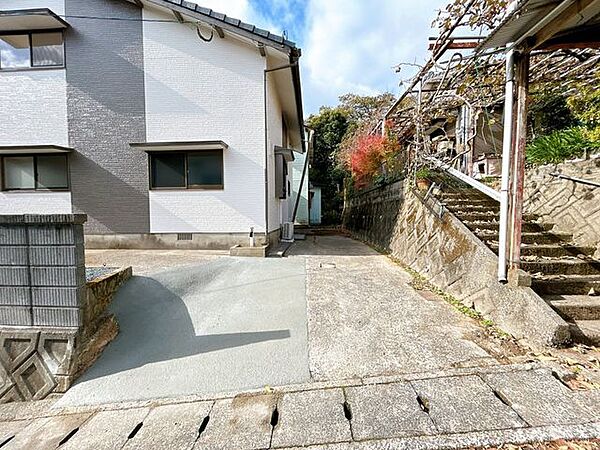 【リフォーム済・即入居可】駐車場です。縦列で2台駐車可能です。是正工事を行い、間口を約3.5ｍに拡張しました。
