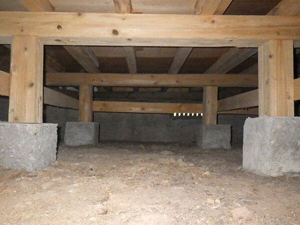 中古住宅の3大リスクである、雨漏り、主要構造部分の 欠陥や腐食、給排水管の漏水や故障を2年間保証します。 その前提で床下まで確認の上でリフォームし、シロアリの 被害調査・防除工事を行います。