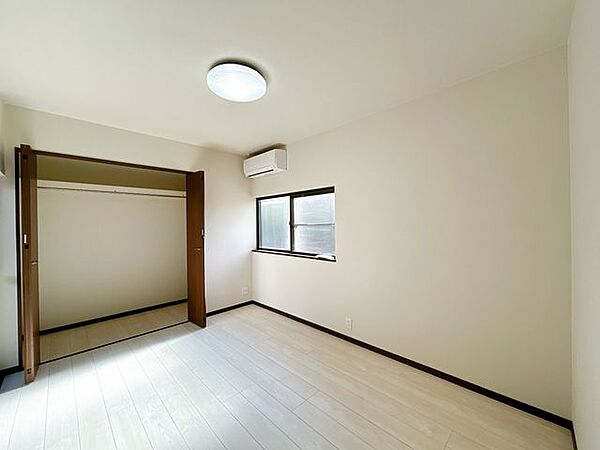 【リフォーム済・即入居可】1階南側約6帖の和室です。間取り変更を行い、約6帖の洋室に変更しました。