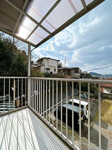【リフォーム済・即入居可】ベランダはクリーニング・天井の波板交換を行いました。