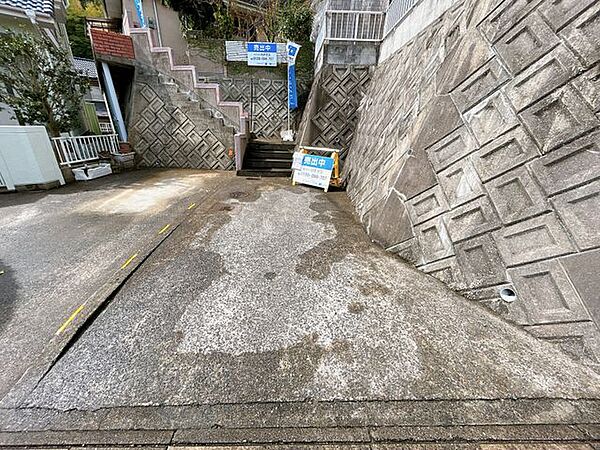 【リフォーム中】駐車スペースです。台数が足りなければ近くに月極もございます。
