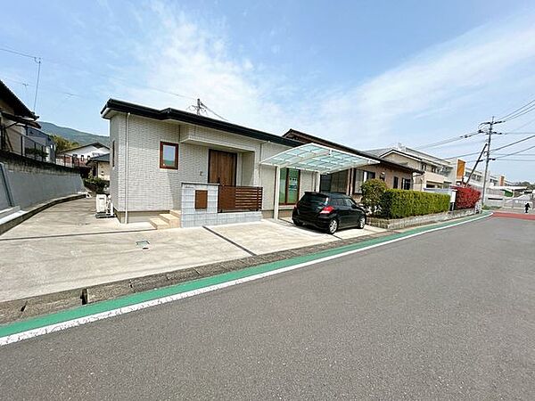 駐車場です。奥行きがあり、車種にもよりますが3台ほど駐車できます。