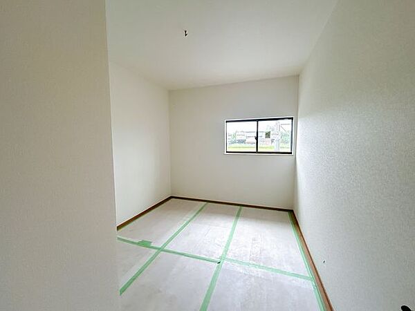 【リフォーム中・9/13撮影】フローリングに変更します。クロス張替、建具・照明の新品交換等を行います。