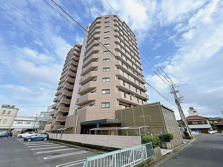 スーパーに隣接する立地です。14階建、14階、76.74m2、23坪