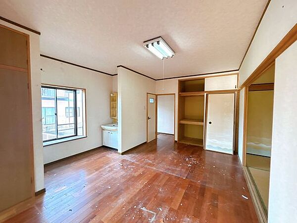 【リフォーム中】別棟の洋室です。約7帖の広さと収納も付きますのでお部屋を広く使えます。