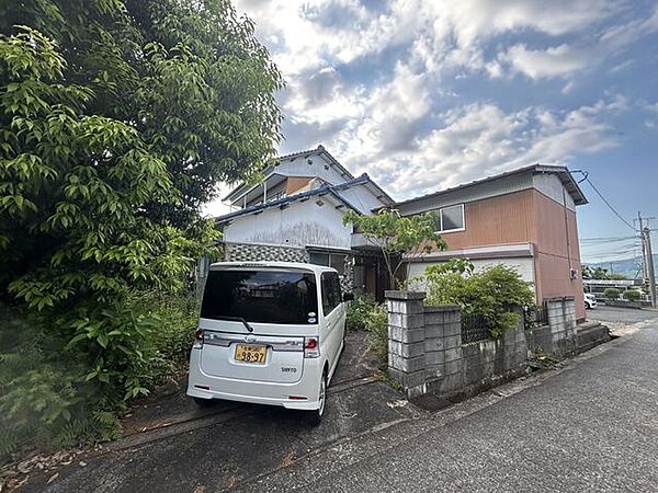 【リフォーム中】玄関前の駐車スペースです。倉庫解体しますので駐車場は広がり、ゆったり駐車できます。