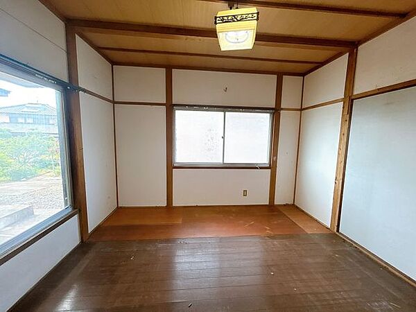 【リフォーム中】1階洋室です。約6帖の洋室です。1階に居室が4つあるので、使い勝手が良く生活しやすいですね。