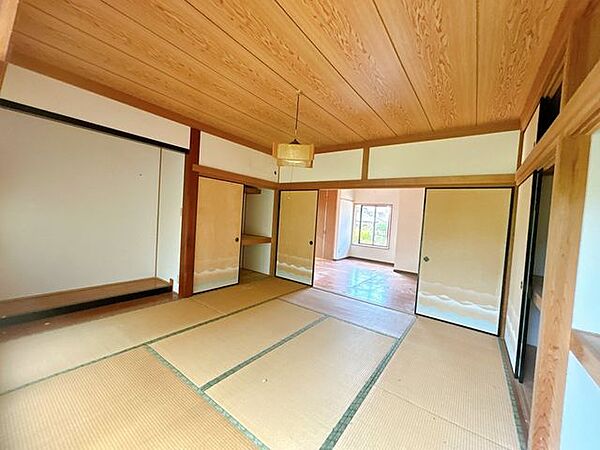 【リフォーム中】1階和室です。離れにある8帖の和室になります。押入れを廊下へ変更し、奥の洋室を居室へと変更します。