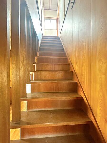 【リフォーム中】階段です。クロスを張り替えますので、古さが軽減します。