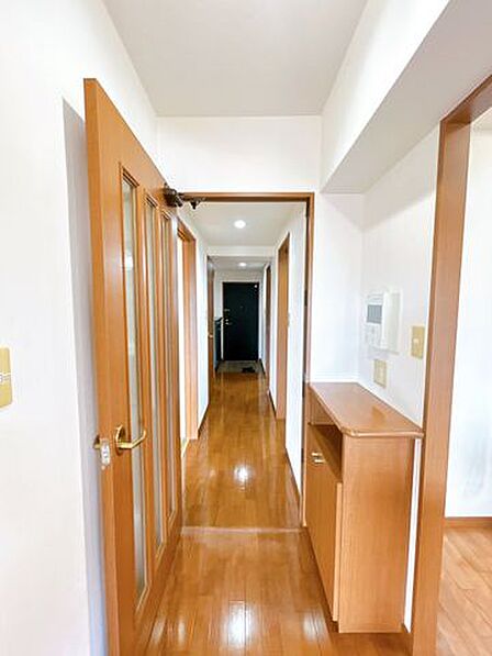 【期間限定現況販売】リビングから撮った廊下の写真です。
