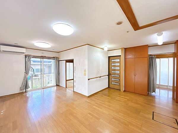 【期間限定現況販売】リビングです。横の続き間の和室まで使い勝手がいいですね。