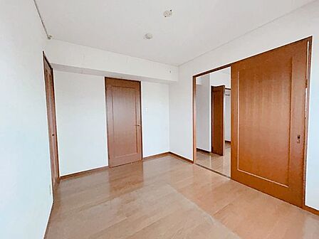 【リフォーム中】洋室床はフロアタイル、壁と天井はクロス貼替、照明器具を設置します。リビングからの出入りも可能です。