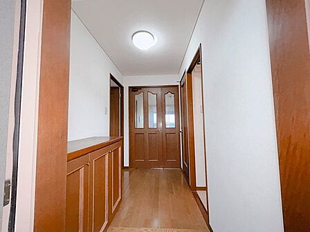 【リフォーム中】玄関ホール床はフロアタイル、壁と天井はクロス貼替、照明器具を設置、玄関収納は新品に交換します。
