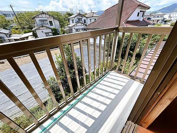 【内外装リフォーム予定】ベランダ付です。お洗濯物、お布団なども干せますね。