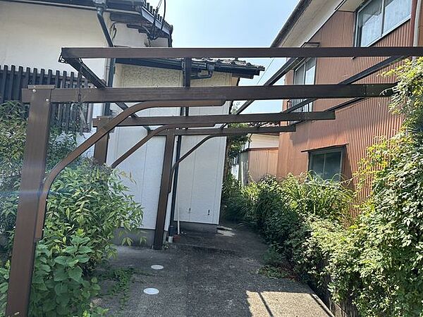 【内外装リフォーム予定】駐車場です。コンパクトカーは停めれます。