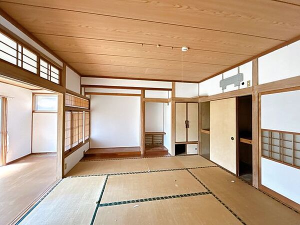 【内外装リフォーム予定】南西側8帖の和室です。