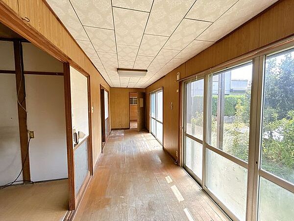 【内外装リフォーム予定】居間からの広縁です。多目的に活用できます。