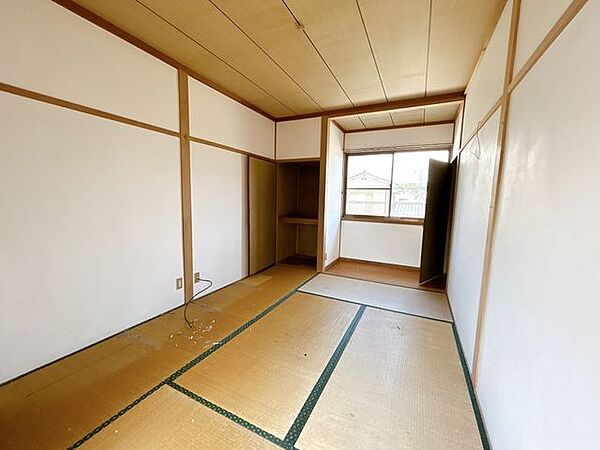 【内外装リフォーム予定】2階南西側6帖の和室です。