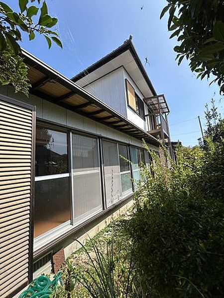 【内外装リフォーム予定】敷地南面からの外観です。