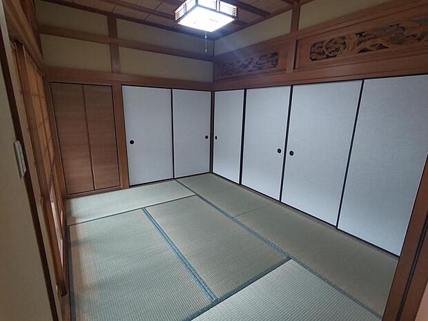 【リフォーム済】6帖の和室は畳の表替え、聚楽壁の塗装を行いました。天井高が2.5ｍほどあり解放感のある和室です。
