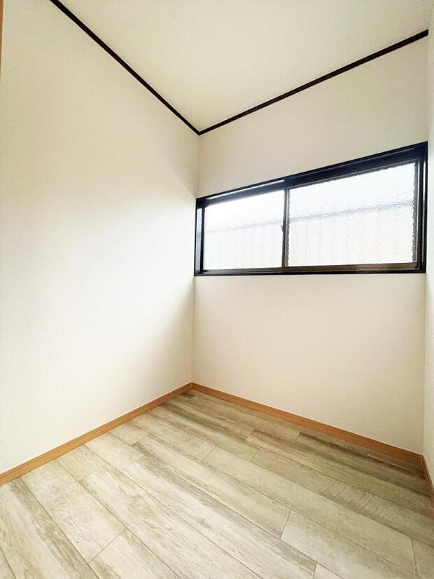 【リフォーム済】1階納戸の写真です。2畳分のスペースがあるのでお掃除道具や趣味の道具等の収納にいかがですか。