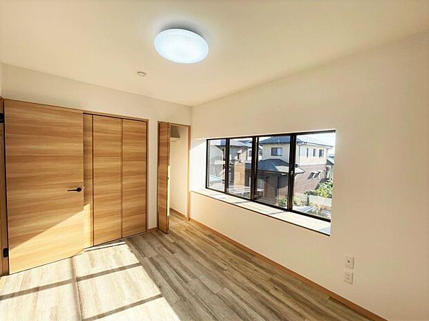 【リフォーム済】2階南東側洋室を別角度から撮影した写真です。1.5帖分のクローゼットを新設していますので上手く活用してお部屋を広く使ってください。