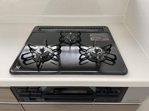 【コンロ】新品交換したキッチンは3口コンロで同時調理が可能。大きなお鍋を置いても困らない広さです。お手入れ簡単なコンロなのでうっかり吹きこぼしてもお掃除ラクラクです。