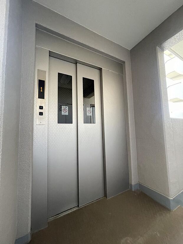 【エレベーター】棟内に一基のエレベーターが備え付けられております。高層階の上り下りも楽にできます。