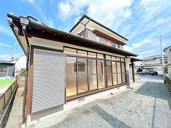 【リフォーム済】趣のある建物です。駐車場の整備を行い、4台以上駐車可能になりました。