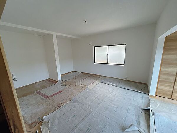 【リフォーム中】1階東側6帖和室と広縁を繋げて、約11.5帖の洋室に間取り変更しているところです。オープンクローゼットも設置します。