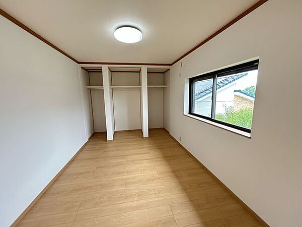 【リフォーム済】2階北側6帖洋室です。和室から洋室へ間取り変更しました。オープンクローゼットも新設しました。