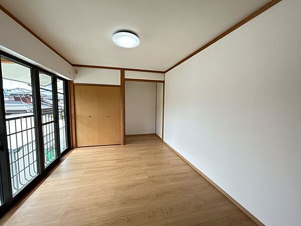 【リフォーム済】2階和室2間を洋室に間取り変更しました。床はフローリング張し、壁・天井をクロス張りしました。照明器具も新品です。